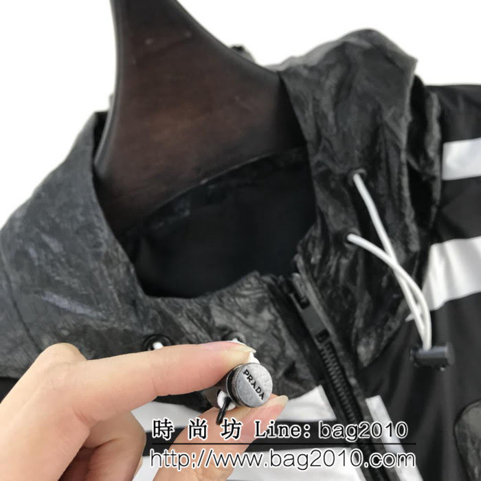 PRADA普拉達 19ss春季新款 男款風衣外套 黑白幾何圖形圖案 拼接定制科技折痕面料 ydi2496